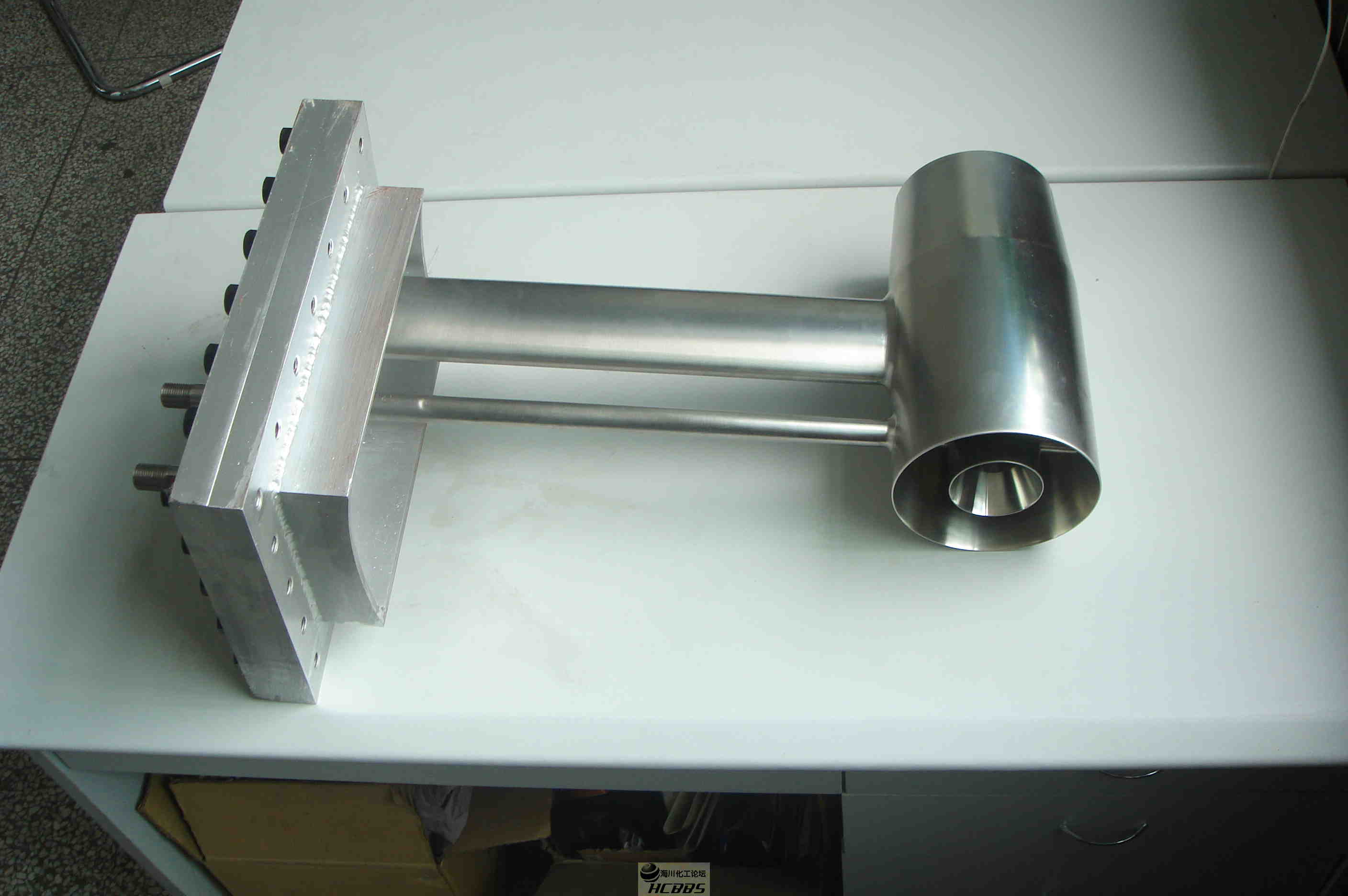 喉徑中心線安裝時(shí)一定與管中心一致。